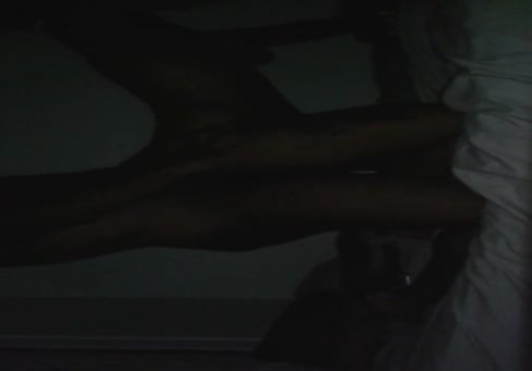 Baiser ma femme au milieu de la nuit.