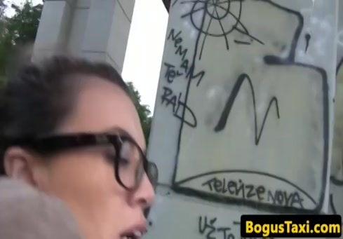 Salope folle de la bite joue avec la chatte avant les tirs arrière de papa.