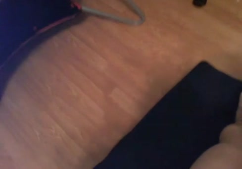 Une adolescente salope se fait baiser par un étalon.