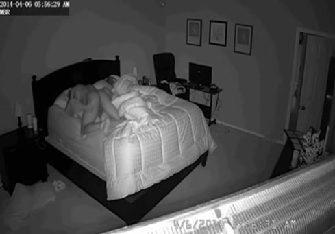 Le vilain milf mature séduit et baise un jeune homme dans la voiture.