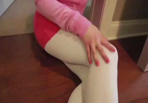 Je vais lécher le dessous de ta chaussure, bébé, et ensuite je vais mettre ma langue dans ton cul pendant que tu frotteras tes pieds sur mon visage.