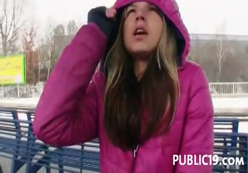 Une jeune fille sexy qui senvoie en lair dans la rue pour que tout le monde puisse la voir.