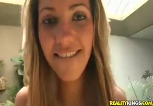Adolescent se fait baiser dans le cul par une énorme bite.
