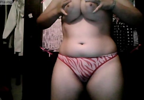 Camgirl adolescente chaude jouant avec la chatte et les seins.